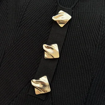 Монтиране пуловер с златисти копчета от смес от вискоза в рубчик черен цвят
